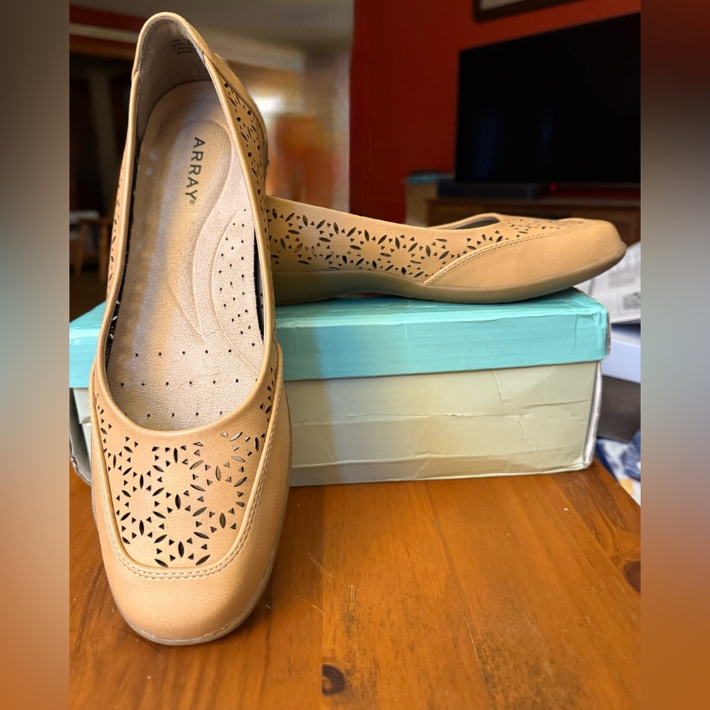 New in box - Array Jordan slip on shoe 
Size 10N in Tan